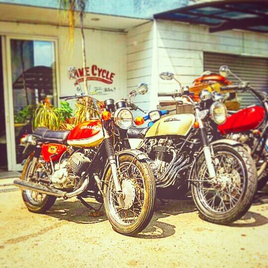 タイムサイクルの店舗前に展示された中古バイク